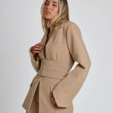 Celeste Femme Blézer – Elegáns Blézer Övvel és Kényelmes, Légáteresztő Anyagból