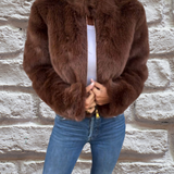 Hiya női rövid műszőrme kabát – elegáns cipzáras kabát szőrmés részletekkel, meleg és kényelmes szabással