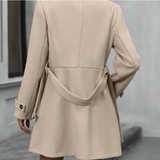 Rosemary Trench Femme – Elegáns félhosszú kabát övvel a deréknál és klasszikus átlapolt szabással